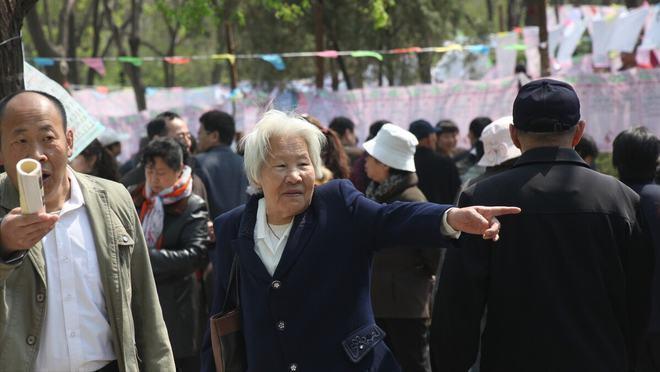 绿茵体育-63岁大妈：给我儿子100万买房，就做你老伴，大爷：你还18岁吗？